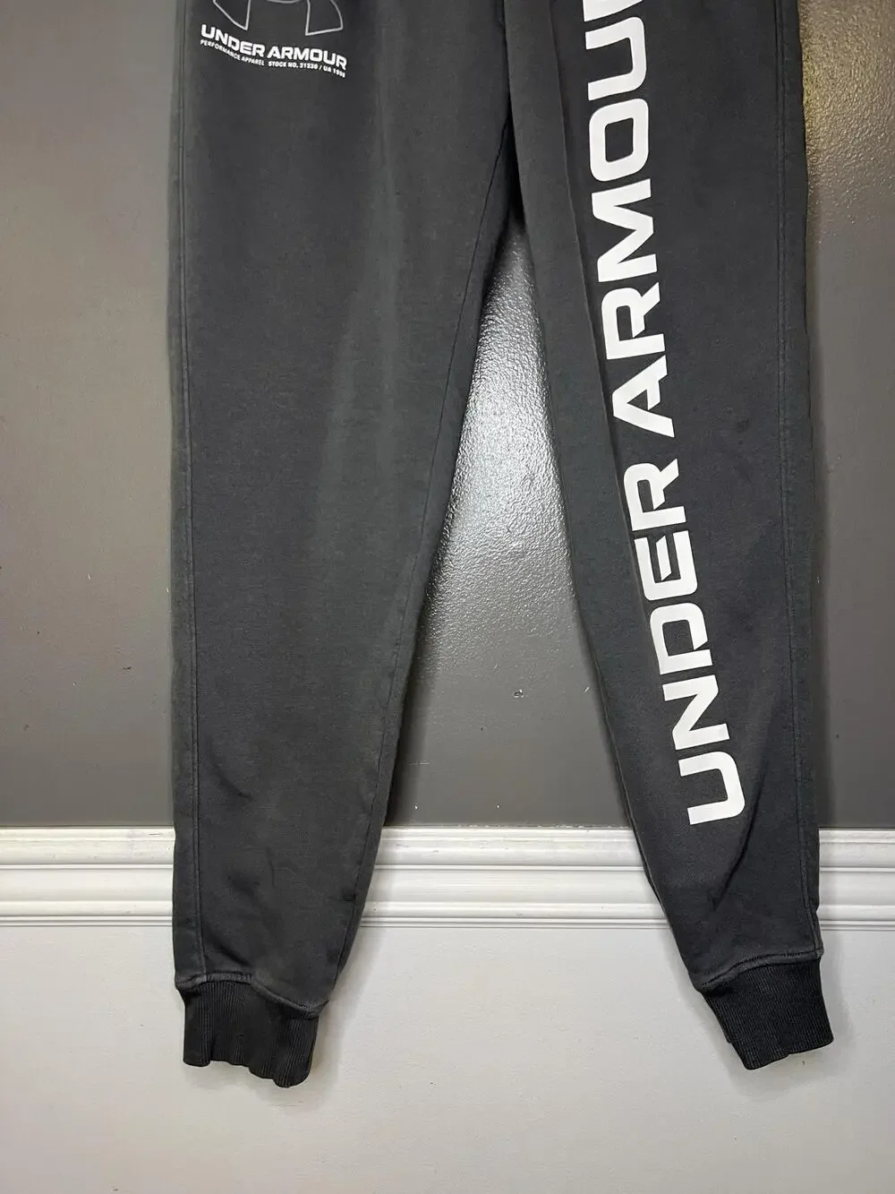 Under Armour Sweatpants Mens Medium Gray Fleece Jogger Pants Logo Athletic